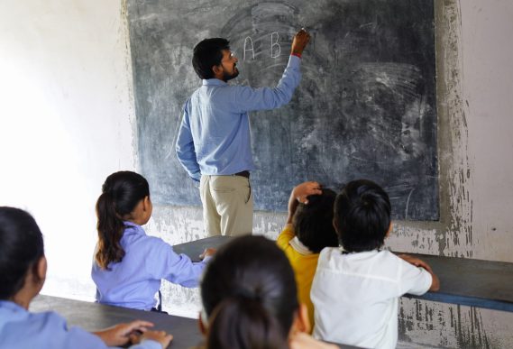 Indian,Teacher,Teaching,To,Rural,School,Student,In,Classroom,,Typical